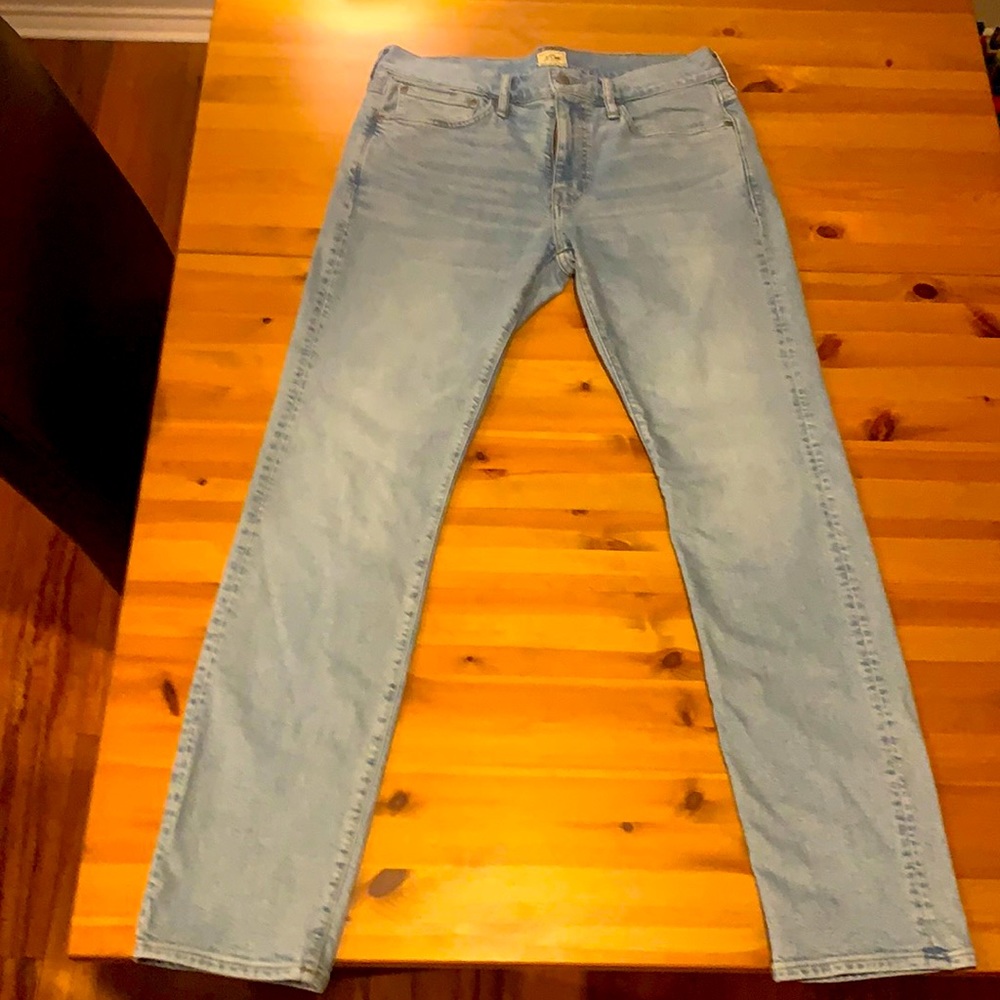 Men’s light wash slim jeans